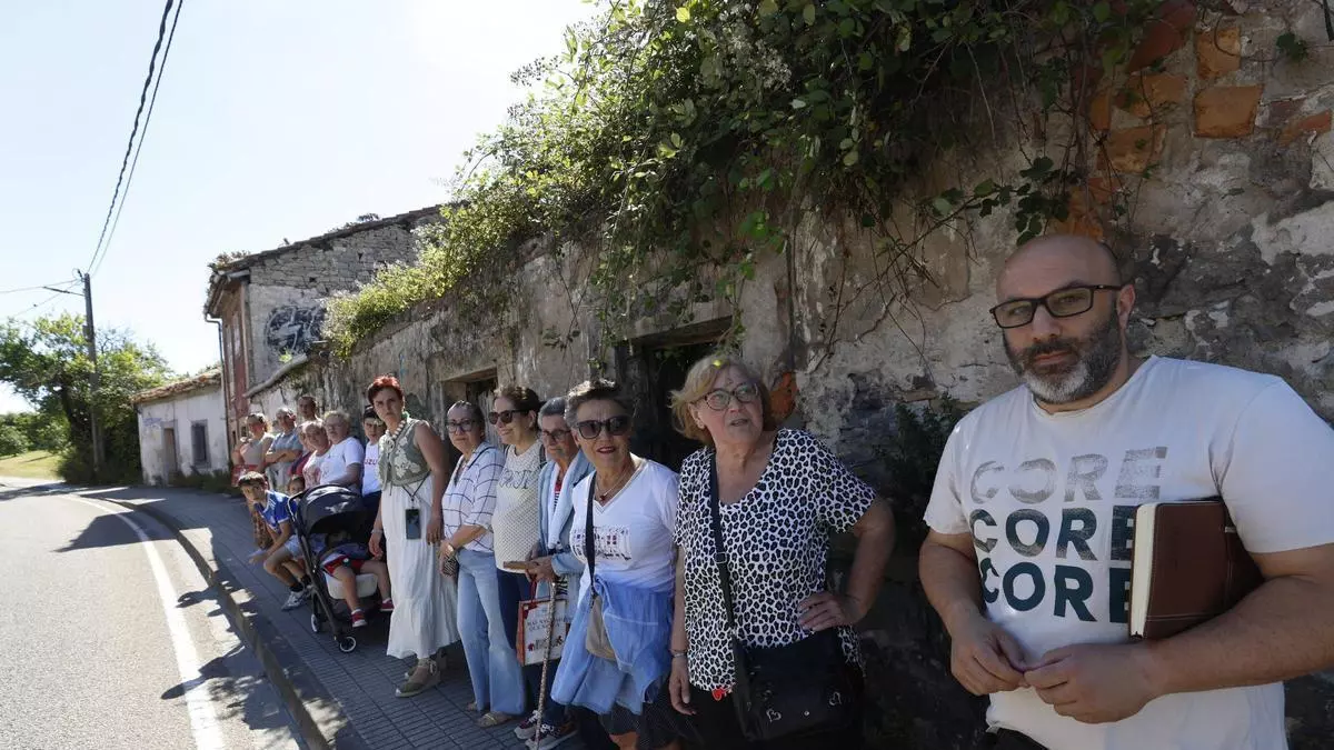 Los vecinos urgen derribar unas casas abandonadas y en ruina para ampliar el parque de Los Pericones en Gijón