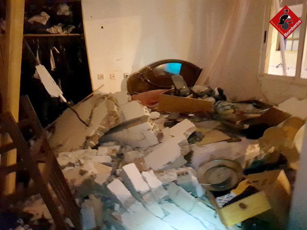 Una gran explosión destroza un edificio de Torrevieja