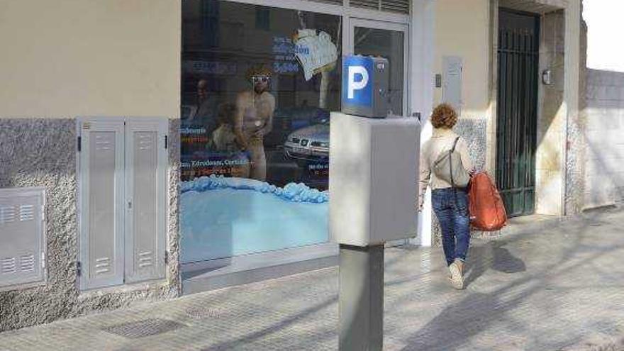 Un joven exhibicionista en el escaparate de una lavandería