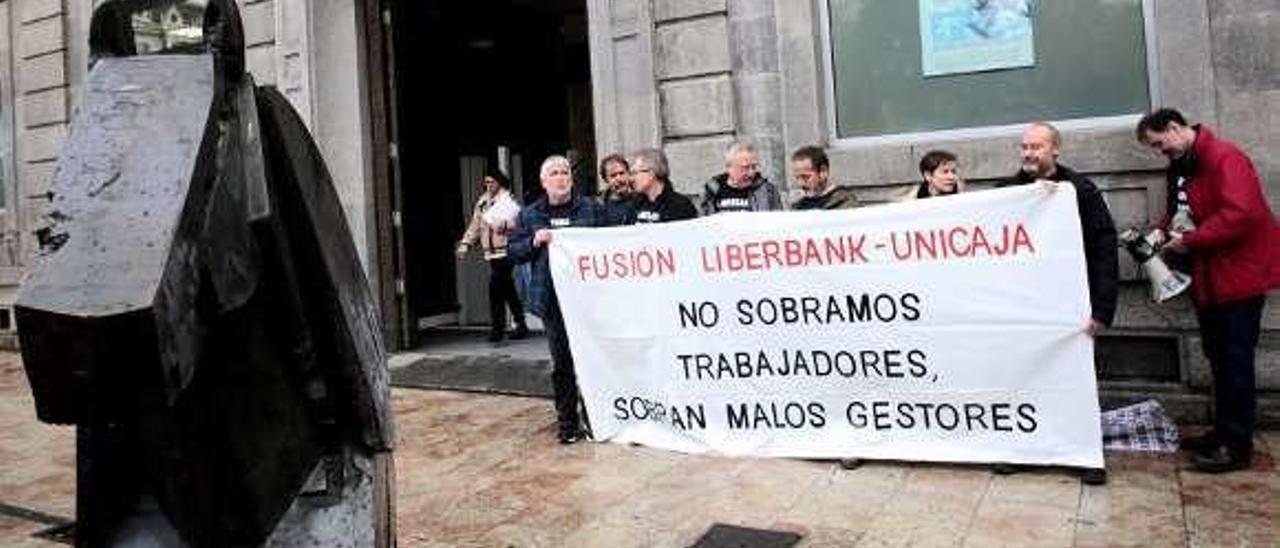 Protesta de trabajadores de Liberbank contra la fusión con Unicaja el pasado 31 de enero.