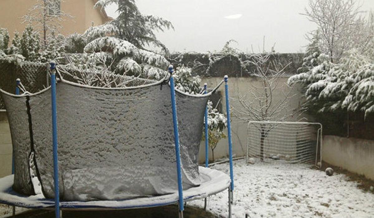 El patio nevado de una casa en el Vallès Oriental, esta mañana.