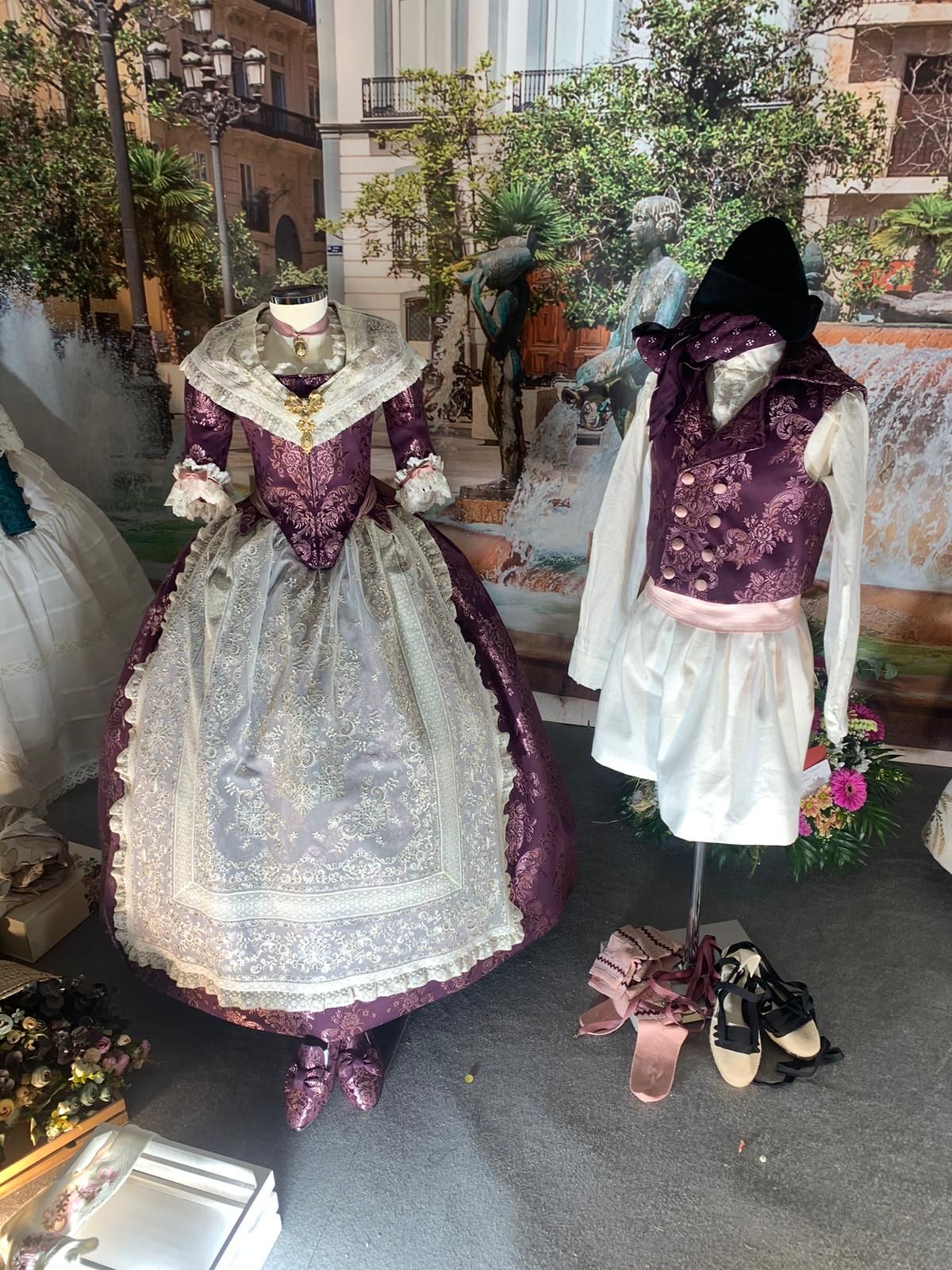 Una costumbre que pervive: exposicón de trajes Fallas 2022 en el Barrio Beteró