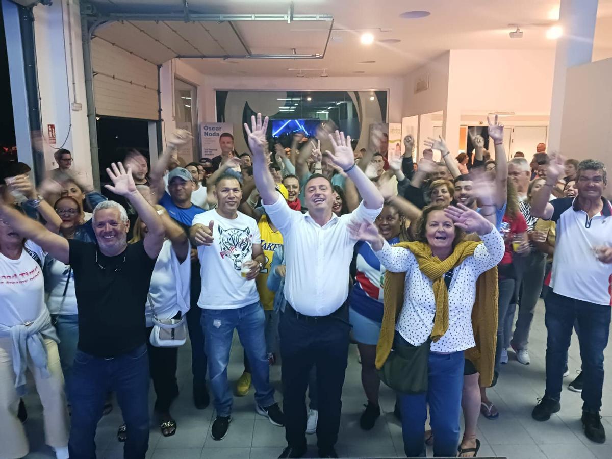 Óscar Noda, en el centro en primera fila, celebra su mayoría absoluta de Unidos por Yaiza.