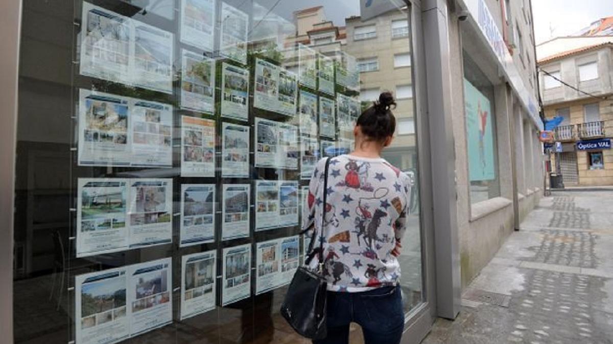 Ofertas de alquiler en el escaparate de una inmobiliaria.