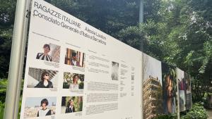 Entrada a esta exposición, ubicada en el jardín del edificio.