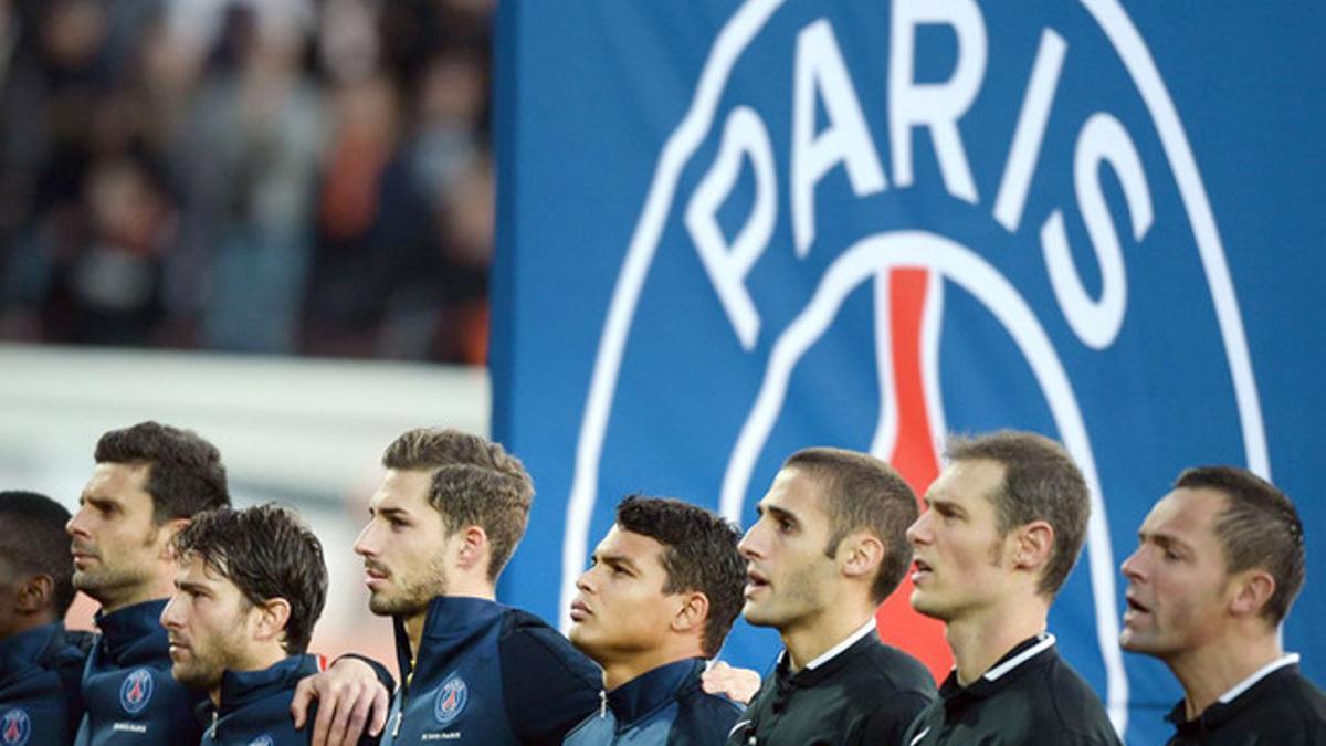 Los jugadores del PSG durante el minuto de silencio previo al partido