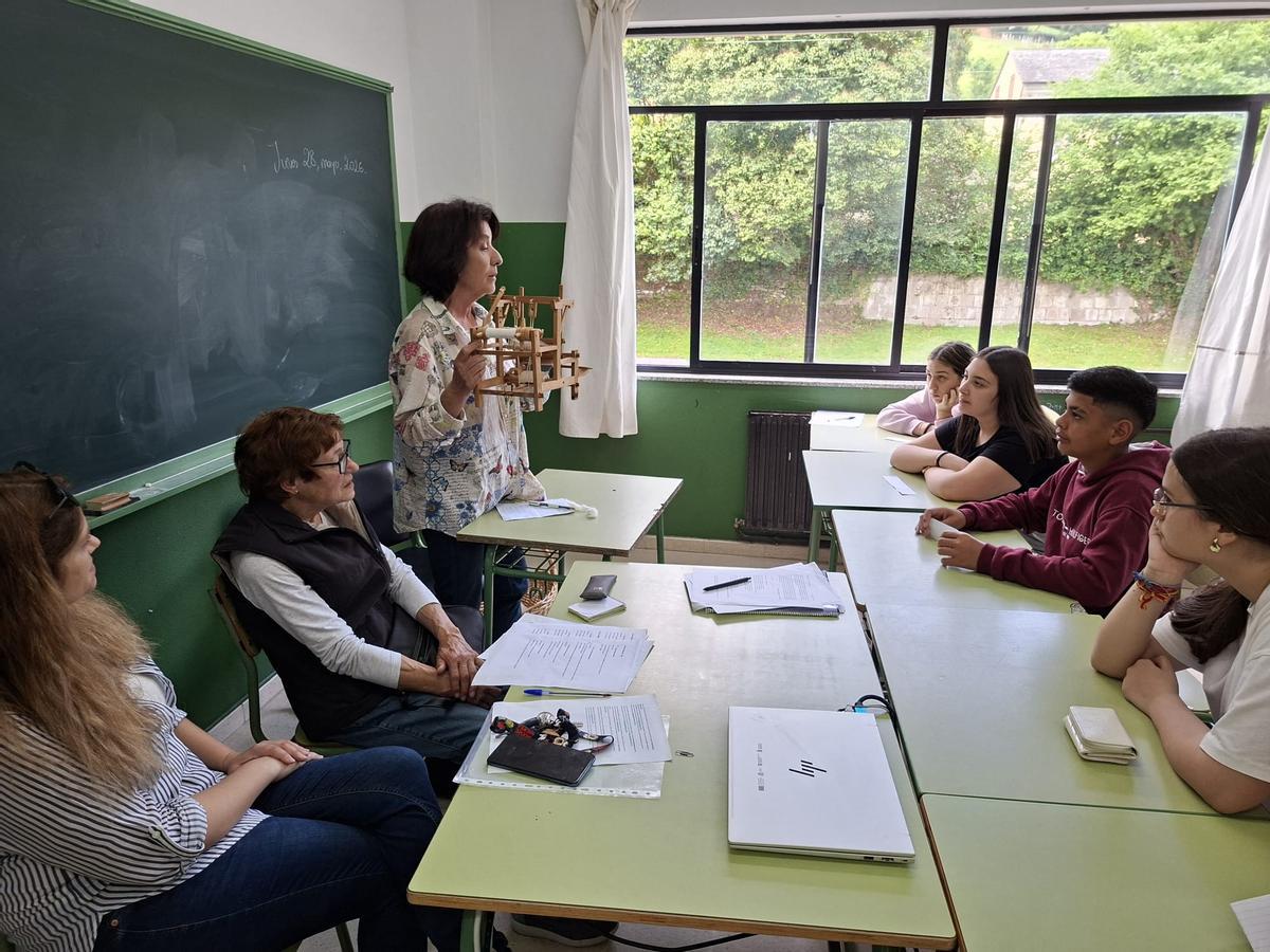 En imágenes: seis jubilados relatan sus experiencias a los alumnos del instituto Elisa y Luis Villamil, de Vegadeo En imágenes: seis jubilados relatan sus experiencias a los alumnos del instituto Elisa y Luis Villamil, de Vegadeo
