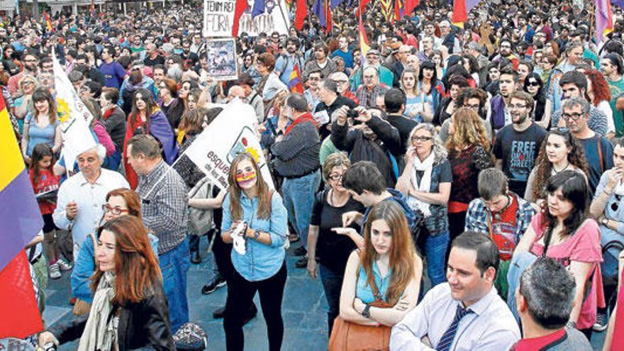 Han desempolvado las banderas republicanas que arrinconó Carrillo, el comunista favorito del Rey.