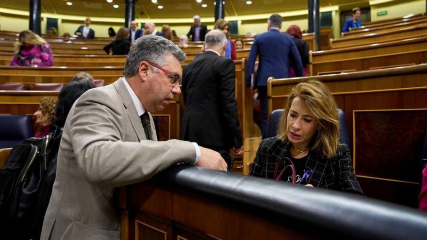 Javier Bas conversa con la ministra Raquel Sánchez en el Congreso.