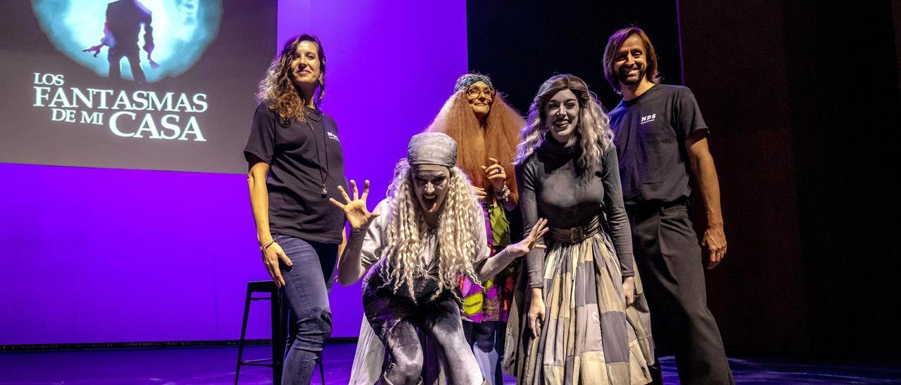 Los protagonistas de 'Los fantasmas de mi casa' posan en el Auditorium de Palma