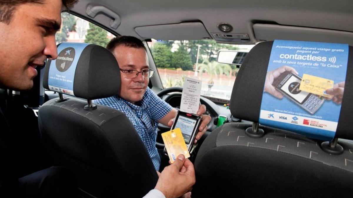 Un usuario abona un viaje de taxi con el sistema 'contactless'.