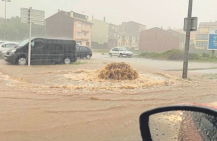 Inundació en un carrer d'Olot