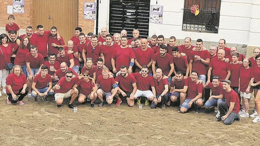 La Peña Taurina Llucena vive su gran día y patrocina un cerril