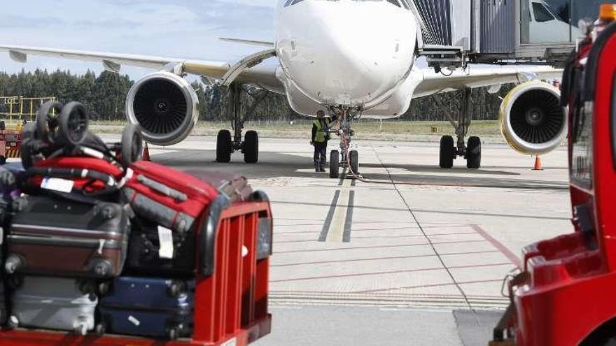 El aeropuerto, que suma 31 millones de pasajeros, inicia el día 23 los actos del cincuentenario