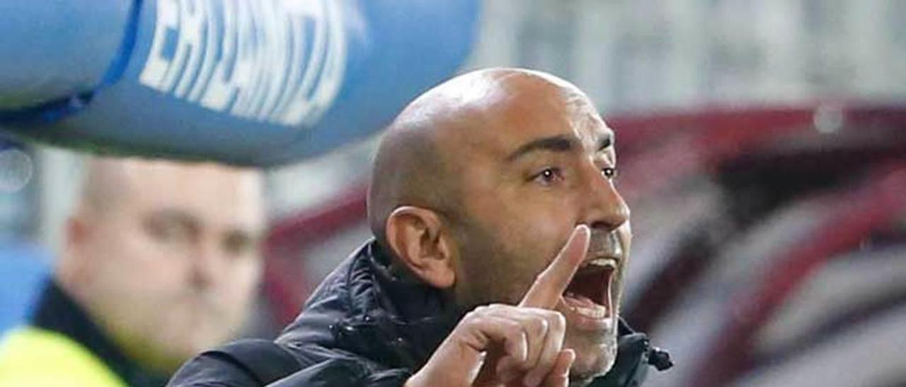 Abelardo da instrucciones en el partido de Éibar.