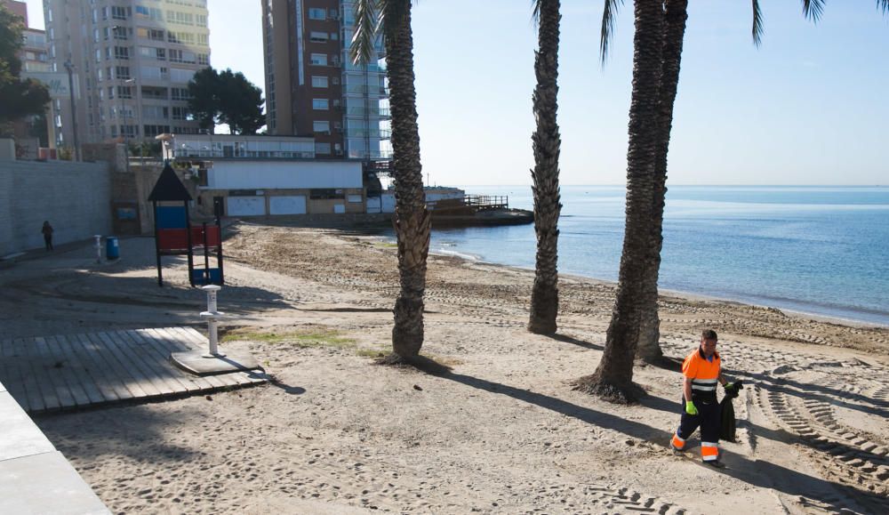 Suciedad en la playa de la Albufereta tras la riada