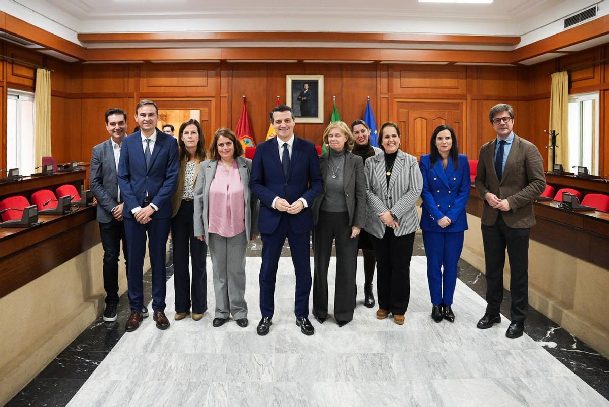 Representantes de Indra, del Ayuntamiento de Córdoba y de la Junta de Andalucía, este martes en Capitulares.