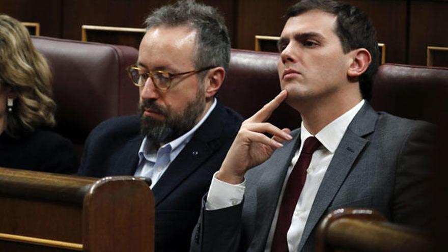 Alberto Rivera, atento; junto a él, el portavoz de Ciudadanos.