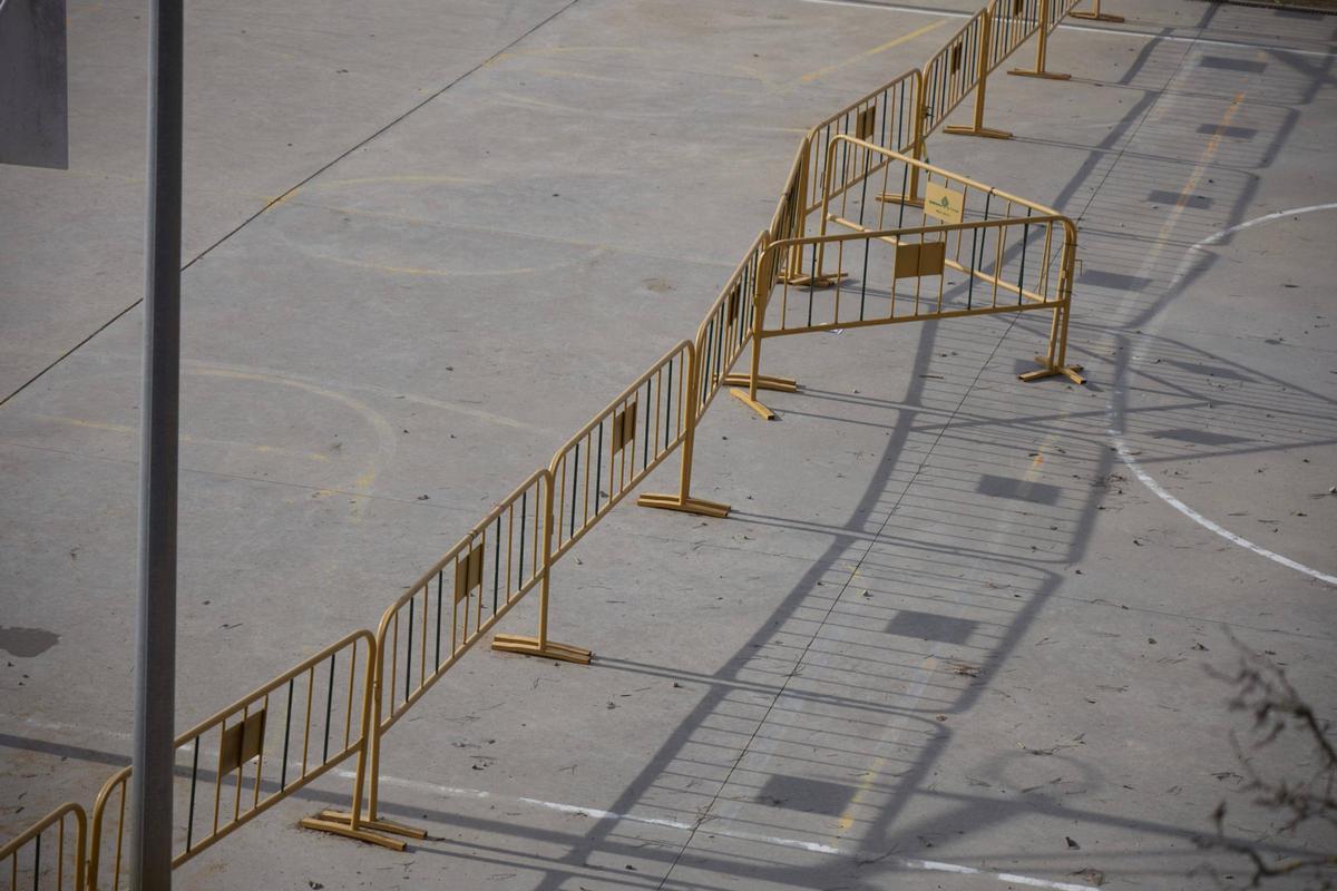 Les tanques al pati de l’escola Annexa-Joan Puigbert de Girona.