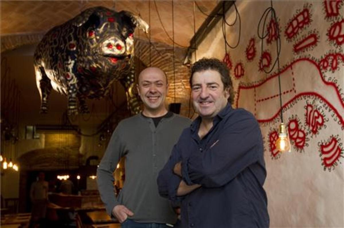 Oriol Rovira con Iñaki López de Viñaspre bajo el cerdo volador. Foto: Albert Bertran
