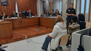 El acusado, escoltado por una agente nacional y su traductora jurada de portugués.