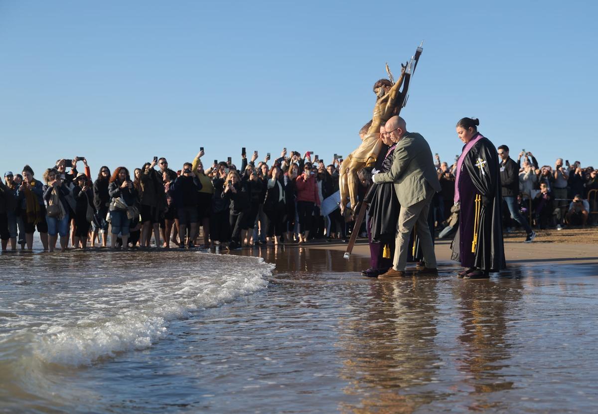 El encuentro de los cristos del Cabanyal estrenan el Viernes Santo de la Semana Santa Marinera de València
