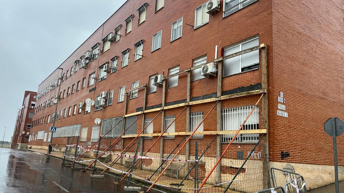 Estructura que sostiene la fachada en riesgo de colapso de Aldea Moret.