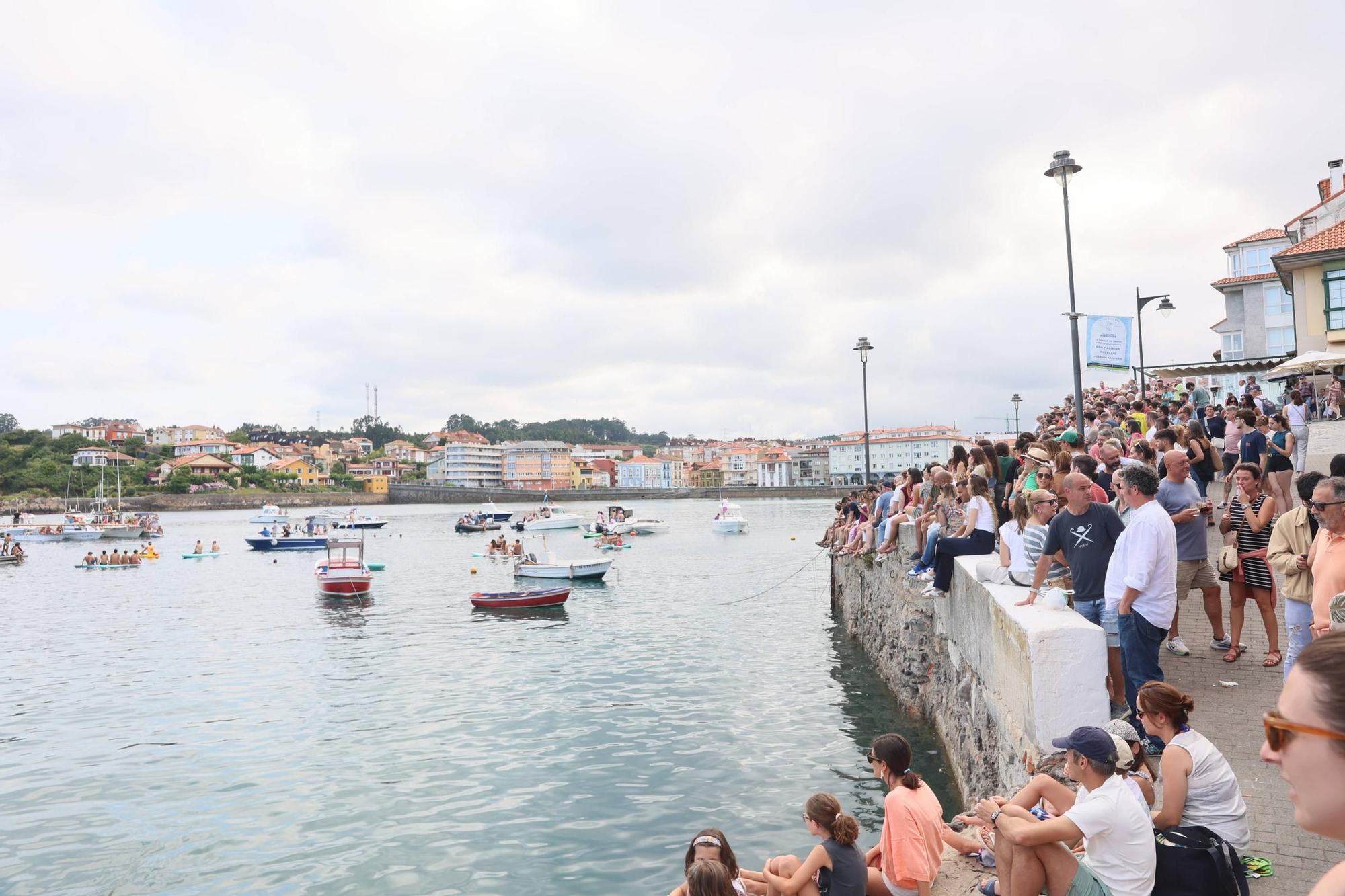 EN IMÁGENES: La multitudinaria cita de la cucaña en el Carmen de Luanco