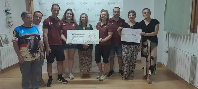 La Asociación Cultural De Toro y su Tradición entrega un donativo de 2.000 euros a la Junta Local de la AECC