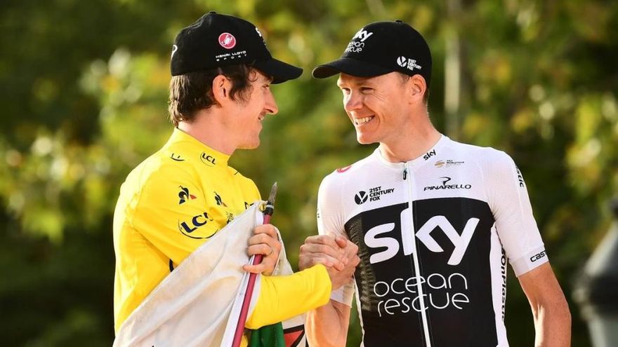 Thomas, vencedor del Tour 2018, saluda a Chis Froome.