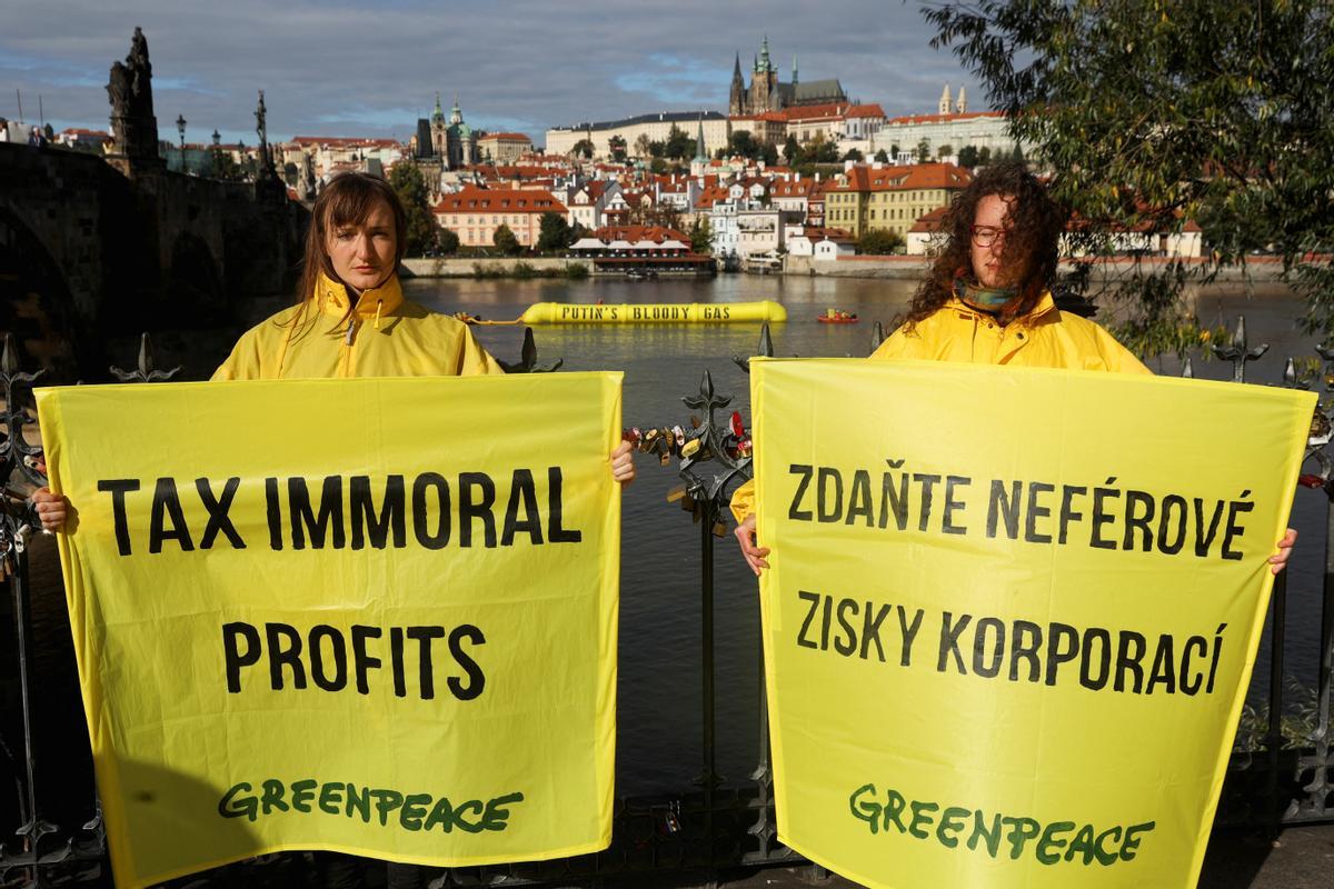 Greenpeace protesta con un gasoducto hinchable en Praga ante la cumbre de líderes europeos