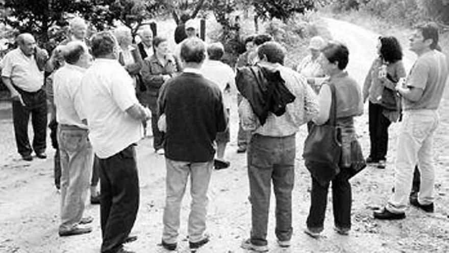 Vecinos de Chantada visitaron ayer Monte Cabalar con Constenla. / BERNABÉ / PATRICIA F.