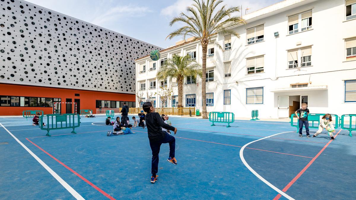 Alumnos realizan una actividad deportiva en el patio del colegio Leonor Canalejas de Benidorm.