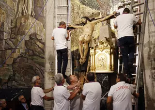 La salida del Santísimo Cristo de la Victoria para su procesión, en directo