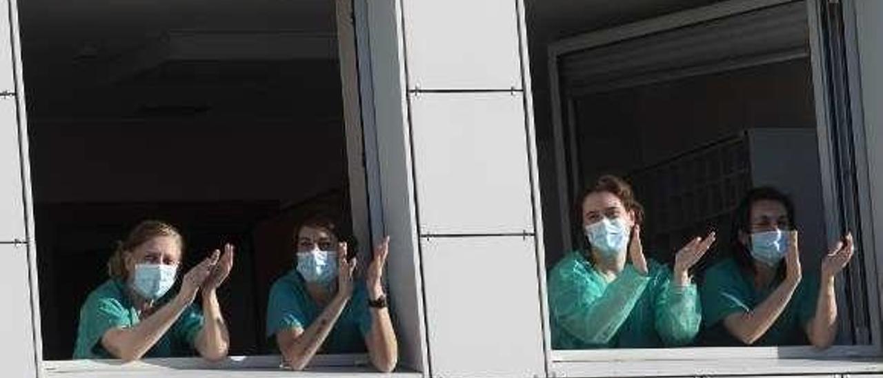 Personal sanitario del Hospital San Agustín aplaudiendo hace semanas en las ventanas del complejo sanitario.
