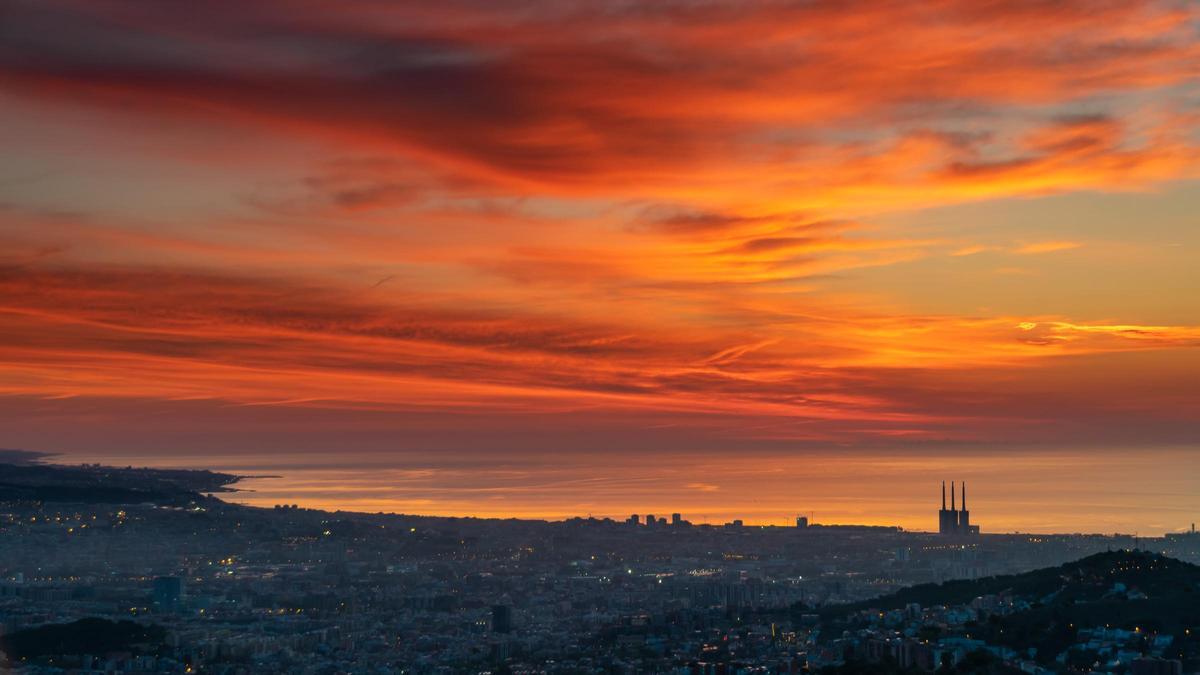 Salida del sol con tonalidades rojas en el cielo, en Barcelona, el 15 de septiembre del 2023 Salida del sol con tonalidades rojas en el cielo, en Barcelona, el 15 de septiembre del 2023