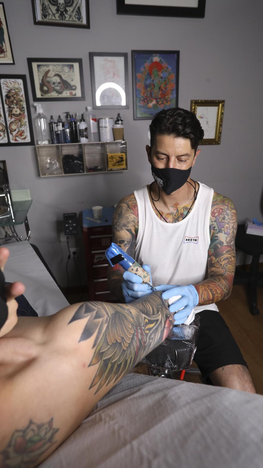 "Resiliencia": el mensaje que llega a los tatuajes tras la pandemia