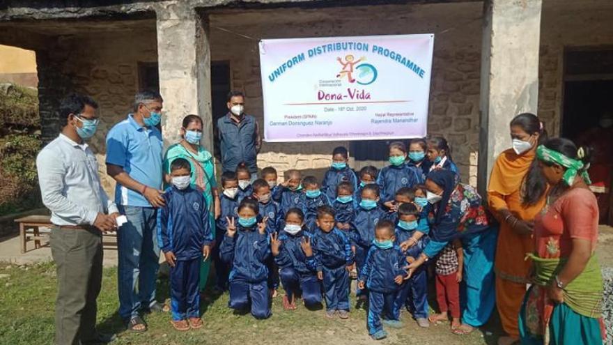 Voluntarios de Dona Vida en uno de los programas para niños desarrollados en Nepal. | | DONA VIDA