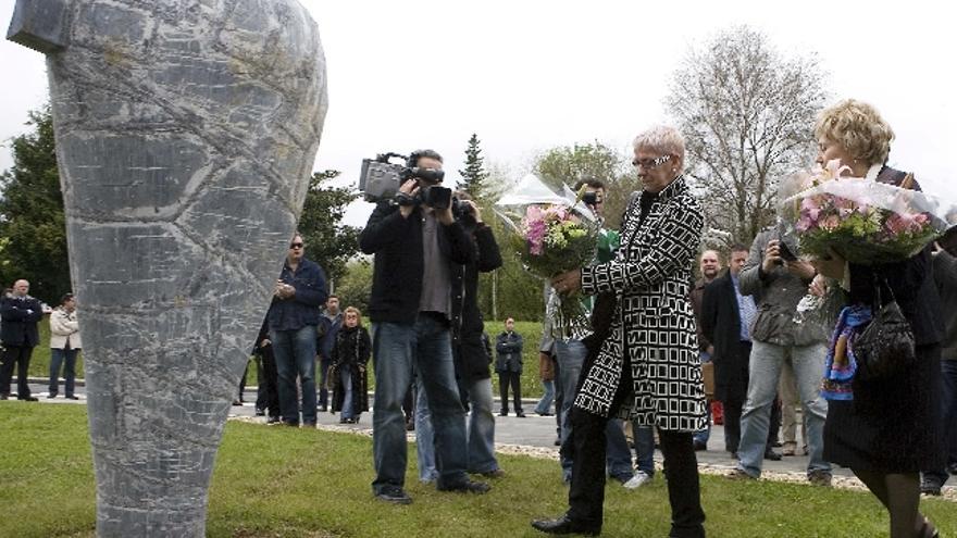 La directora de la oficina de atención a Víctimas del Terrorismo del Gobierno Vasco y viuda de Juan Mari Jauregi, asesinado por ETA, Maixabel Lasa (c), deposita un ramo de flores durante la inauguración hoy en San Sebastián de un conjunto escultórico en memoria y reconocimiento de las víctimas del terrorismo en el exterior del parlamento provincial de Guipúzcoa, acto al que han sido invitados dirigentes políticos e institucionales del País Vasco.