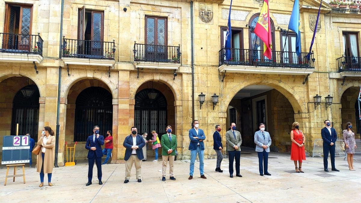 Minuto de silencio por las víctimas de violencia de género en Oviedo.