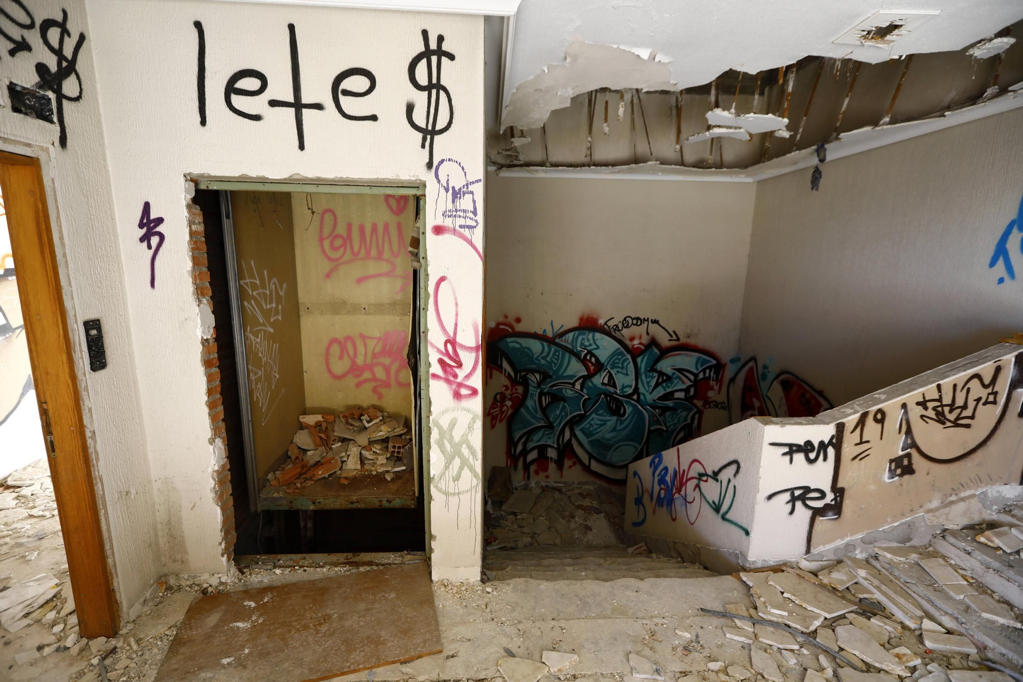 Así se encuentra el abandonado casino Montesblancos, en Alfajarín