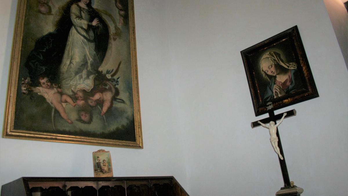 Cristo Expirante, obra del círculo artístico italiano hacia la segunda mitad del siglo XVII, y óleo sobre lienzo de una Inmaculada Concepción del siglo XVII, del taller de José Antolínez, en el dormitorio principal.
