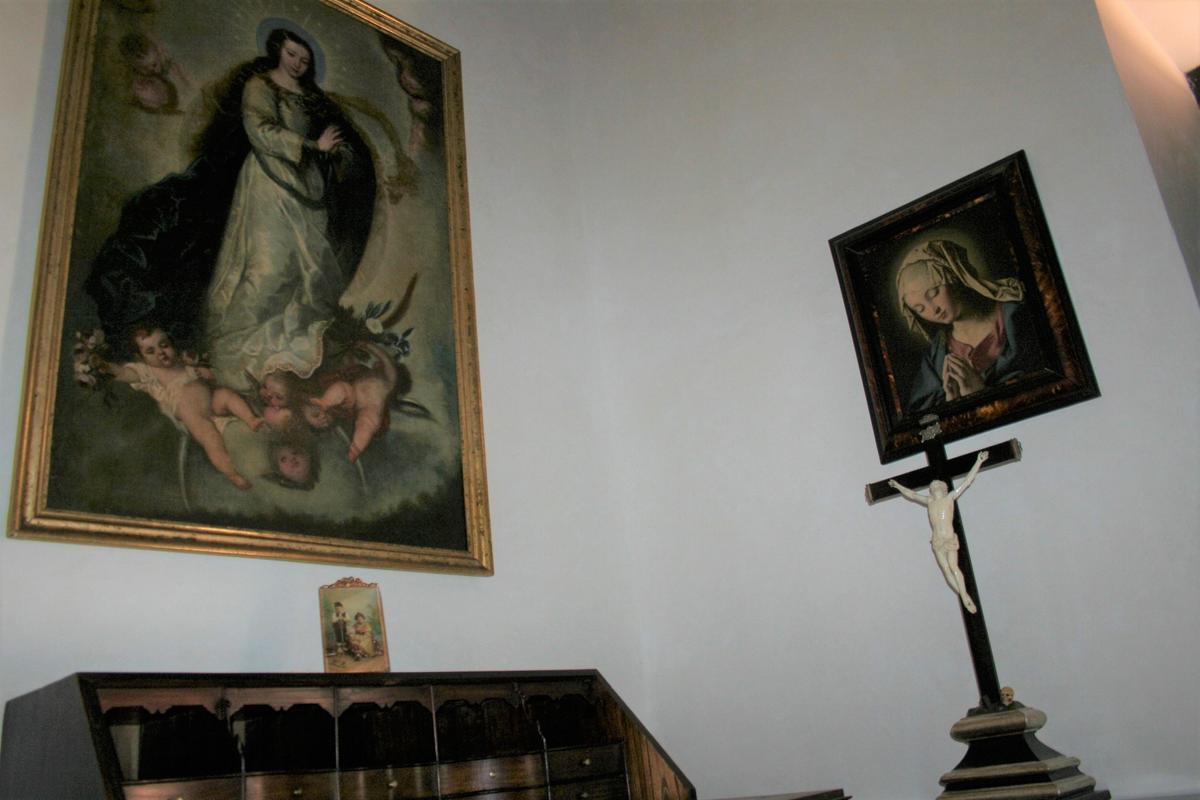 Cristo Expirante, obra del círculo artístico italiano hacia la segunda mitad del siglo XVII, y óleo sobre lienzo de una Inmaculada Concepción del siglo XVII, del taller de José Antolínez, en el dormitorio principal.