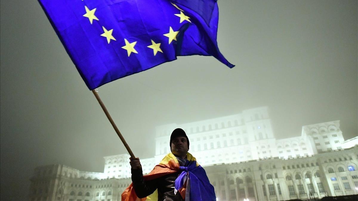 zentauroepp41095891 a man waves a european union flag in front of the romanian p180322133712