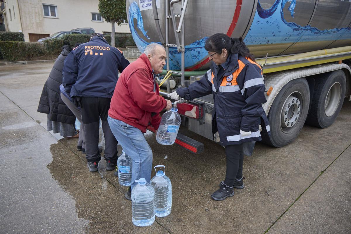 20260122 Veins de Sils agafen aigua potable d´un camió cisterna a causa que per culpa del temporal Harry, no tenen aigua potable a les llars.
