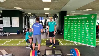 Primer día de reconocimientos médicos en el Betis antes de iniciar la pretemporada en Portugal