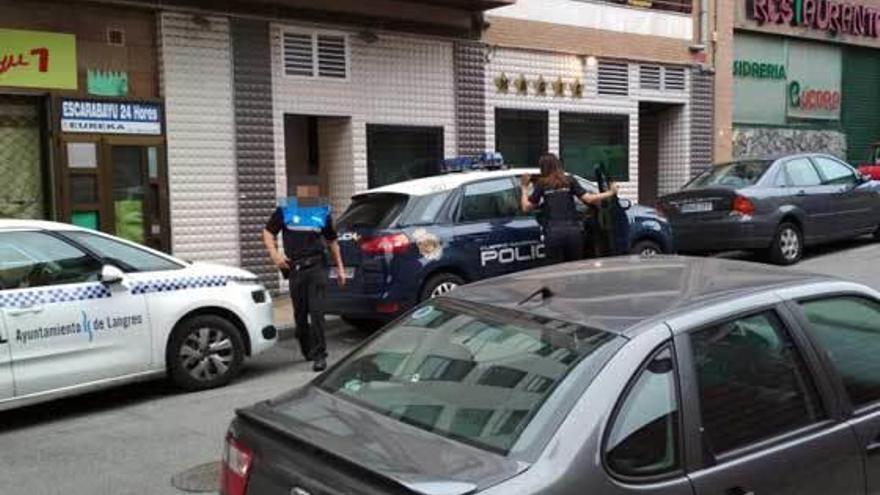 Policías de la Local y la Nacional delante del bar en el que ocurrieron los hechos, el domingo por la mañana.