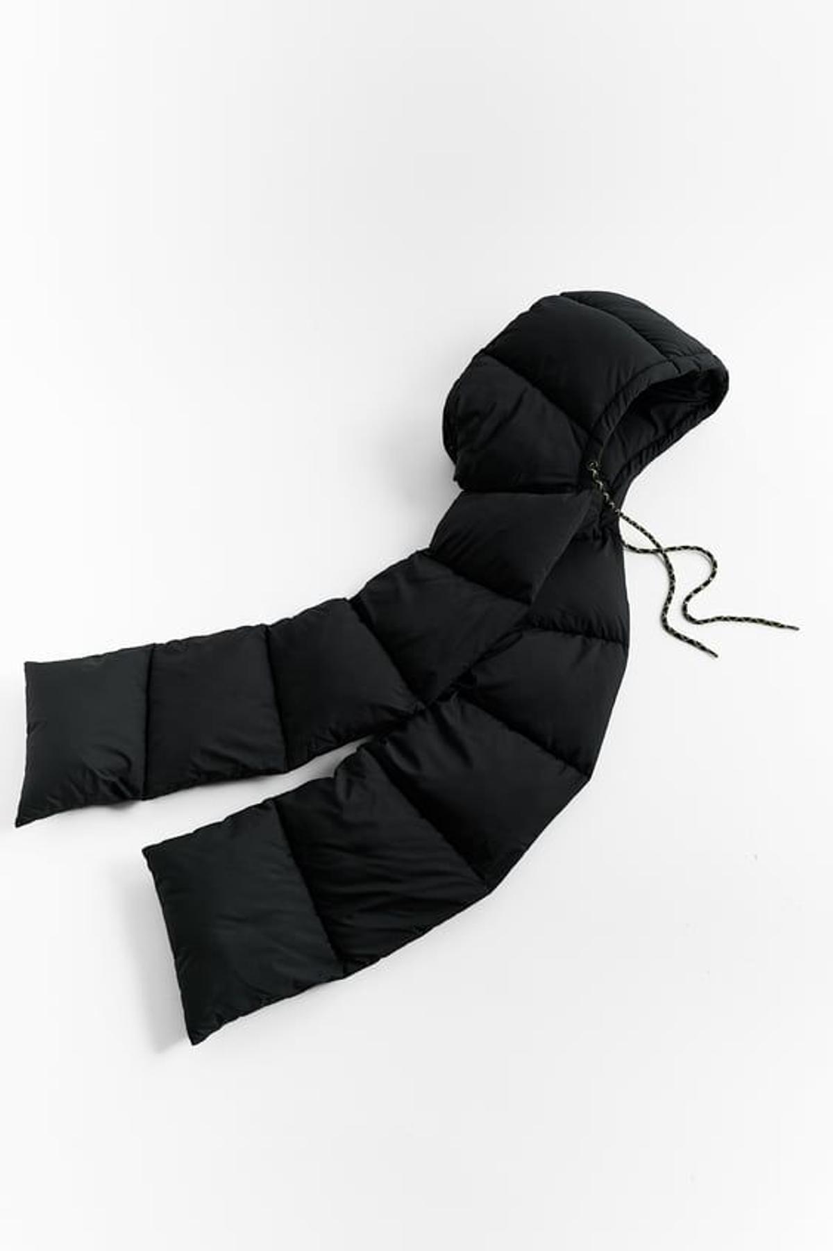 Bufanda con capucha acolchada, de Zara (12,99 euros)