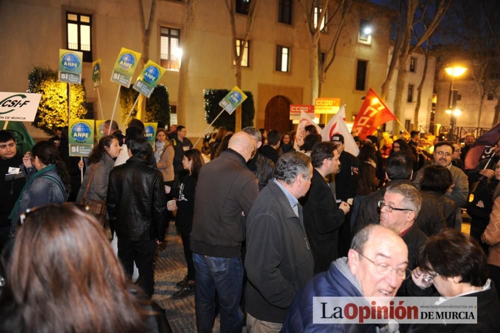 Varios centenares de manifestantes rechazan el concierto de Bachillerato y FP