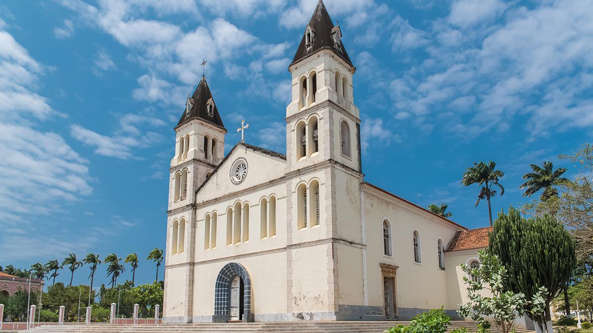 La catedral de Santo Tomé recuerda la huella portuguesa del archipiélago, entre arquitectura colonial, palmeras y cielo tropical.